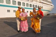 Folkloregruppe am Hafen in Nicaragua an der Pier vor dem Schiff.