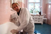 Hat es etwas zu bedeuten, dass Spurensicherer Franz Wohlfahrt (Helmut Bohatsch) Spuren von Henna in der Badewanne von Willingers Hotelzimmer gefunden hat?