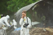 Dr. Nikki Alexander (Emilia Fox) versucht in Erfahrung zu bringen, welche Passagiere im abgestürzten Business-Flugzeug saßen.