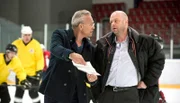 Eishockey-Trainer Günther Baumgart (Robert Gallinowski, r) soll in Leverkusen eine neue Mannschaft aufbauen. Dass Kommissar Max Ballauf (Klaus J. Behrendt, l) ihn ins Visier nimmt, passt ihm gar nicht in den Kram.