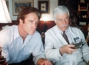 Steve (Barry Van Dyke, l.) und Mark (Dick Van Dyke, r.) kontrollieren das Videoband der Geiselnahme.