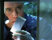 Grissom (William Petersen) findet an der Terrassentür einen Fingerabdruck des Triebtäters, was ihm bei den weiteren Ermittlungen sehr hilft.