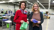 Jemako-Geschäftsführerin Aida Rizvo (l) zeigt Yvonne Willicks die Produktion der bekannten Putztücher aus dem westlichen Münsterland. In Rhede am Niederrhein stellt die Direktmarketing-Firma mehr als 250 Reinigungsprodukte her. Die Artikel gibt es nicht im stationären Handel zu kaufen.