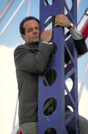 Als er Sharona in Lebensgefahr weiss, überwindet Monk (Tony Shalhoub) seine extreme Höhenangst und klettert am Riesenrad hoch...