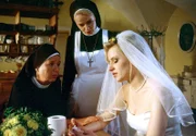 Weinend schüttet die unglückliche Braut Marie Pösnecker (Katrin Fehse, r.) Lotte (Jutta Speidel, l.) und Agnes (Emanuela von Frankenberg, m.) ihr Herz aus.