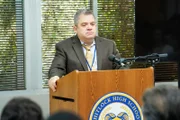 Rektor Ralph Durbin (Patton Oswalt)
