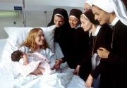 Barbara (Anna Luise Kish) hat ihr Baby bekommen. Die Nonnen (v.li.) Sophie (Anne Weinknecht), Lotte (Jutta Speidel), Felicitas (Karin Gregorek),  Agnes (Emanuela von Frankenberg) und Julia (Helen Zellweger) sind ins Krankenhaus gekommen, um zu gratulieren.