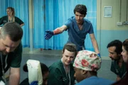 This Is Going to Hurt Staffel 1 Folge 4 Lebensrettung in der Notaufnahme: Ben Whishaw (mit blauen Handschuhen) als Adam Kay   Copyright: SRF/2022 SRF und SISTER/BBC/BBC Studios/AMC