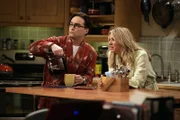 Sheldon will herausfinden, warum sich Elektronen beim Durchqueren einer Graphen-Schicht so verhalten, als hätten sie keine Masse. Dieses Problem raubt ihm sowohl den letzten Nerv als auch den Schlaf. Leonard (Johnny Galecki, l.) und Penny (Kaley Cuoco, r.) können es nicht fassen ...