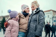 Dawn Sturgess (MyAnna Buring, Mi.) mit ihrer Mutter Caroline (Stella Gonet, re.) und Tochter Gracie (Sophia Ally, li.): Die drei lieben und schätzen sich sehr, doch Dawn hat mit ihrer Suchterkrankung zu kämpfen.