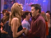 Joey (Matt LeBlanc, r.) freut sich auf den Neujahrs-Countdown, denn er hofft, dann Janine (Elle Macpherson, l.) küssen zu können.