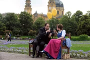 Hubert und Maria machen einen romantischen Ausflug nach München. Von links: Hubert (Bernhard Ulrich) und Maria Kirchleitner (Daniela März).