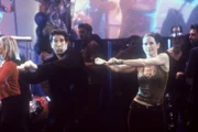 Die beiden Geschwister, Monica (Courteney Cox, r.) und Ross (David Schwimmer, l.), sind überglücklich, können sie doch ihre Tanzkenntnisse jetzt sogar im Fernsehen präsentieren.