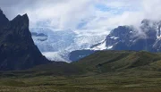 Bizarre Berge und eine von vielen Gletscherzungen des Vatnajökulll.