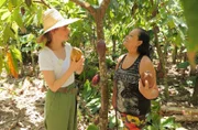 Nina Heins besucht eine Kakaofarm und darf bei der Ernte und der Zubereitung helfen.