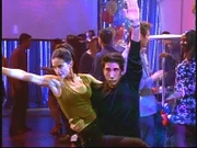 Um ins Fernsehen zu kommen, legen Monica (Courteney Cox, l.) und Ross (David Schwimmer, r.) bei einer Silvestershow tolle Tanzeinlagen ein.