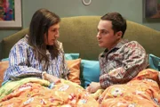 Sheldon (Jim Parsons, r.) willigt ein, fünf Wochen gemeinsam mit Freundin Amy (Mayim Bialik, l.) zu leben - er sieht es als wissenschaftliches Experiment. Wie lange werden sie es in einem Bett aushalten?