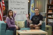 Sheldon (Jim Parsons, r.) und Amy (Mayim Bialik, l.) müssen die aktuelle YouTube Folge "Fun with Flags" in Pennys Wohnung aufzeichnen, da Amys Apartment angeblich noch umgebaut wird. Was verschweigt sie Sheldon?