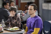 Sheldon (Jim Parsons, r.) ist sichtlich geknickt und weint sich bei Kumpel Howard (Simon Helberg, l.) aus: Was verheimlicht Freundin Amy bloß vor ihm?