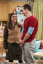Ihr Wohnexperiment ist tatsächlich geglückt: Sheldon (Jim Parsons, r.) und Amy (Mayim Bialik, l.) wollen dauerhaft zusammenziehen. Wie soll das nur gutgehen?