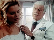 Dr. Sloan (Dick van Dyke, r.) bekommt Besuch von einer alten Bekannten - der verletzten Sandy Hoyle (Romy Walthall, l.).