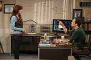 Sheldon (Jim Parsons, r.) hat einen ganz besonderen Auftrag für Alex (Margo Harshman, l.) ...
