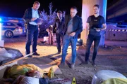 Max (Nicolas Wolf, r.) und Semir (Erdogan Atalay, 2.v.r.) sind bei eine unidentifizierte männliche Leiche auf einer Autobahnbaustelle. Max konfrontiert Semir dabei mit Fragen zu Semirs Vergangenheit. +++