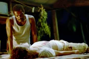 Joseph (Adama Niane) hört sich besorgt die Geschichte seiner verletzten Kollegin Chloé (Stéphane Caillard) an.