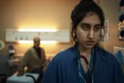 This Is Going to Hurt Staffel 1 Folge 6 Am Ende ihrer Kräfte: Kaleem Janjua als Hindu-Patient, Ambika Mod als Shruti   Copyright: SRF/2022 SRF und SISTER/BBC/BBC Studios/AMC