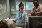 This Is Going to Hurt Staffel 1 Folge 5 Ein schwieriger Moment: Layo-Christina Akinlude (liegend) als Chid, Daniel Ward als Paul, Ambika Mod als Shruti  Copyright: SRF/2022 SRF und SISTER/BBC/BBC Studios/AMC