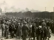 Auf der "Rampe" in Auschwitz: SS-Fotograf Bernhard Walter dokumentiert für seine Vorgesetzten, wie im Mai 1944 ungarische Juden in Auschwitz eintreffen.