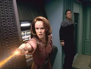 Die holographische Torres (Roxann Dawson, l.) versucht, Barclay (Dwight Schultz, r.) vor der Verhaftung durch die Sicherheitskräfte zu bewahren ...