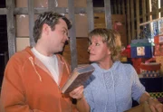 Nikola (Mariele Millowitsch) und Tim (Oliver Reinhard) finden ein altes Buch im Keller und sind sich nicht ganz einig, wem "Der Schatz im Silbersee" eigentlich gehört.