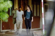 Chloé Bresson (Stéphane Caillard) mit ihrem neuen Partner Joseph Dialo (Adama Niane) auf dem Weg zu ihrem ersten Fall im Übersee-Département Französisch-Guayana.
