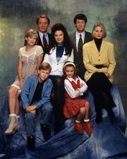 Die Nanny (Fran Drescher, M.) bringt das Leben von C.C. Babcock (Lauren Lane, r.), Maggie (Nicholle Tom, l.), Brighton (Benjamin Salisbury, vorne l.), Maxwell (Charles Shaughnessy, 2.v.r.), Niles (Daniel Davis, 2.v.l.) und Grace (Madeline Zima, vorne r.) gewaltig durcheinander.