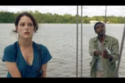 Die Ermittler Chloé Bresson (Stéphane Caillard) und ihr Kollege Joseph Dialo (Adama Niane) untersuchen den blutigen Tatort -– das Boot eines französischen Ehepaares auf dem Maroni.