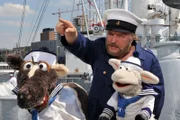 Wolle und Pferd wollen hinaus in die Welt und möchten dazu als Matrosen auf einem Schiff anheuern. Der Kapitän (Axel Prahl) zeigt ihnen, worauf sie an Bord achten müssen.