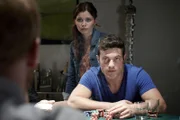 Ben (Jörg Rohde) verliert bei der Pokerrunde durch Zoés (Katharina Woschek) Fehler eine Menge Geld...