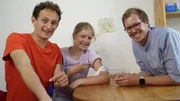 Checker Julian testet gemeinsam mit Kinderarzt Nils und Josefine, ob er eine Allergie hat.