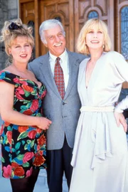 Dr. Sloan (Dick Van Dyke, M.) freut sich mit seiner alten Bekannten Irene (Sally Kellerman, r.) und ihrer Rivalin Marilyn (Victoria Jackson, l.).