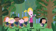 Lucy (4. von links) macht mit ihrer Klasse einen Ausflug in die Natur. Die Feen und Elfen versuchen sich vor den "großen Menschen" rechtzeitig zu verstecken - allerdings gelingt das nicht so ganz.