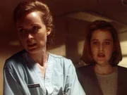 Gemeinsam mit einer Ärztin (Lisa Bunting, l.) versucht Scully (Gillian Anderson, r.), das Leben ihres Freundes Jack Willis zu retten, der bei einer Schießerei lebensgefährlich verletzt wurde.