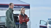 Luisa Hoffmann (Alina Fritsch) und Micha Oberländer (Matthias Koeberlin) sind zusammen am Tatort.