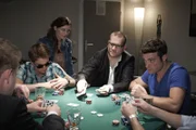 Ben (Jörg Rohde, re.) muss zähneknirschend hinnehmen, dass Florian (Michael Kuehl, 2.v.li.) und Zoé (Katharina Woschek, hi.) bei der illegalen Pokerrunde dabei sein dürfen. (li. und 2.v.re. Komparsen)