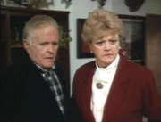 Jessica (Angels Lansbury) und Dr. Dabney (Philip Abbott) verdächtigen, dass ein Familienmitglied von Henry Reynard der Mörder ist.