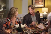 Thanksgiving: Bree lädt Keith' Eltern Mary (Nancy Travis, l.) und Richard (John Schneider, r.) ein und findet sich bald mitten in einem Ehestreit zwischen den beiden wieder ...