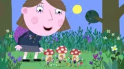 Lucy (groß) warnt die Elfen und Feen vor ihren Mitschülern und ihrer Lehrerin, die heute einen Ausflug in die Natur machen.