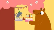 Der Bär bringt die Geburtstagstorte, der Siebenschläfer bläst die Kerzen aus.