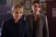 DC Janet Scott (Lesley Sharp, l.) und DC Rachel Bailey (Suranne Jones, r.) ermitteln in Janets Nachbarschaft.