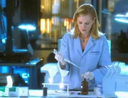 Im Labor untersucht Catherine Willows (Marg Helgenberger) den am Tatort gefundenen Tabak einer kubanischen Zigarre nach Speichel-Resten.